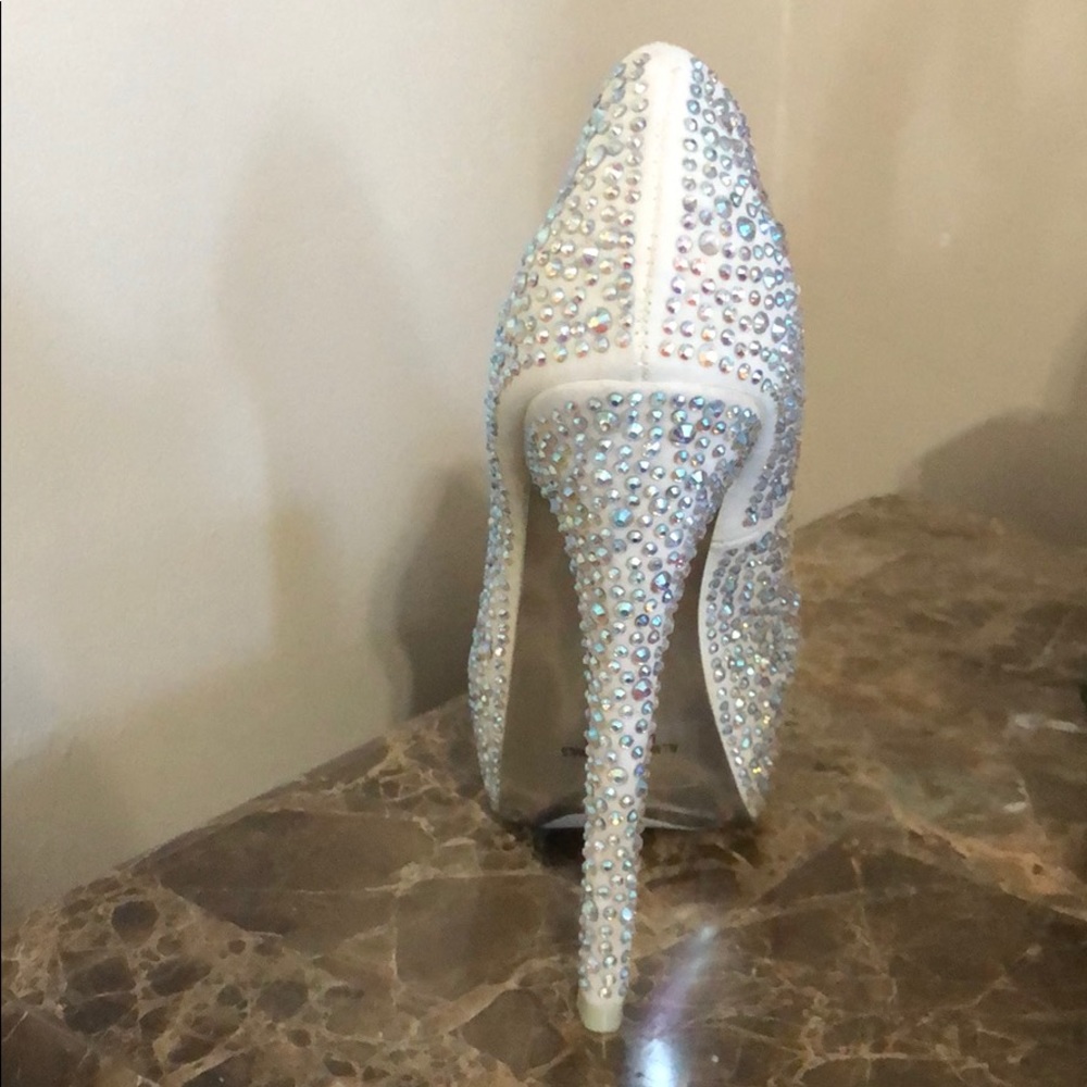 **New**Shoes - Picture 2 of 8